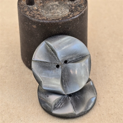 grå-store-frakkeknapper-4delt-mønster-retroknapper-Paris