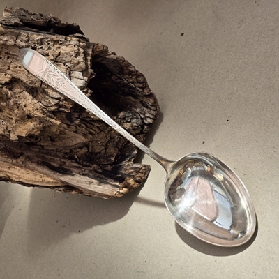 totårnet-stor-serveringsske-ciceleret-håndtag-gammel-forsølvet-ske