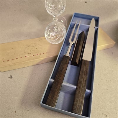 Forskaersaet-kniv-gaffel-moerke-traeskafter-trekantet-understoetning-retro-saetGeorg-Jensen-retro saet