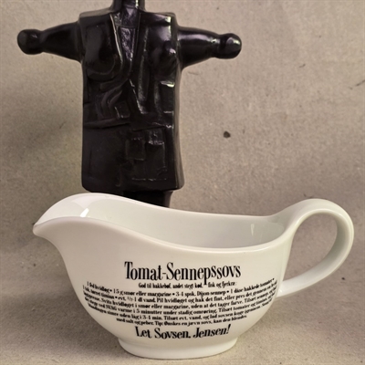 hvid-porcelæns-saucekande-sort-opskrifttekst-urtesauce-tomat-sennepsauce-retro-kande-tysk