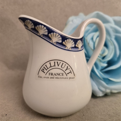 hvid-porcelaens-floedekande-hank-blaa-moensteret-kant-retro-Pillivuit-