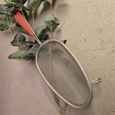 oval-metalsigte-rødt-plastik-håndtag-retro-køkkenredskab