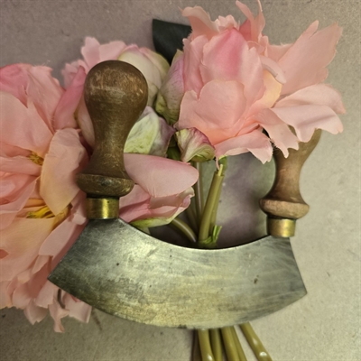 persillehakker-metal-knivblad-træhåndtag-gammelt-køkkenredskab