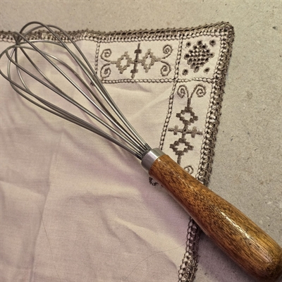 metal-piskeris-træhåndtag-gammelt-køkkenredskab