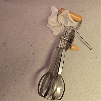 metal-håndpisker-træhåndtag-gammelt-køkkengrej