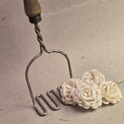 metal-kartoffelmoser-træ-håndtag-svensk-gammelt-køkkenredskab