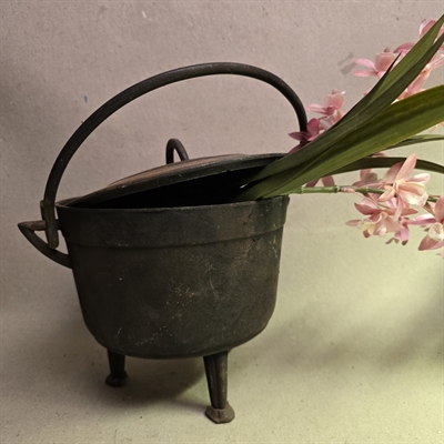 jerngryde-tre-ben-hank-grydelåg-gammel-svensk-gryde