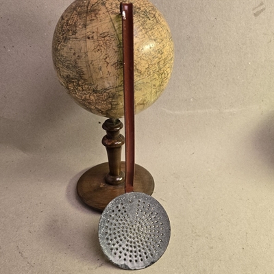 emaljeret-hulske-brunt-skaft-grå-flade-retro-svensk-køkkenredskab