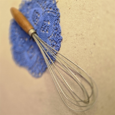 metal-piskeris-træhåndtag-retro-køkkenredskab