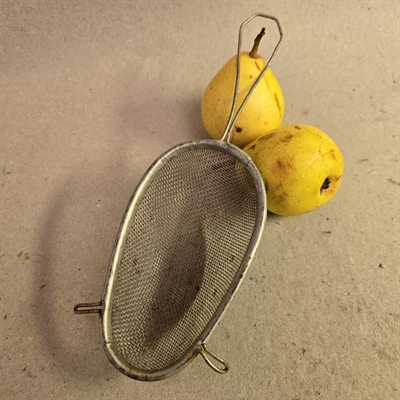 metalsigte-oval-med håndtag-gammelt-køkkenredskab