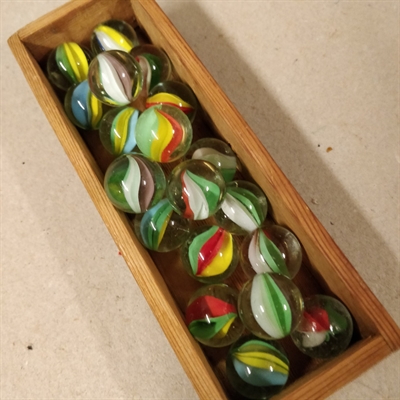klare røde grønne gule spillekugler glas gammelt legetøj