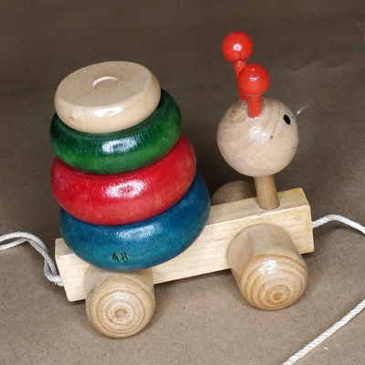 træ snegl med ringe forskellige farver retro legetøj genbrug