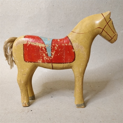 gul træ hest rødt dække gammelt legetøj fængselslegetøj