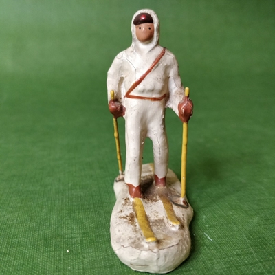 skiløber ski og stave hvidt tøj gammel figur