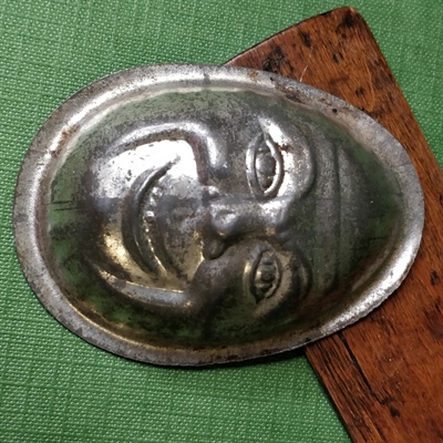 æggeformet ansigt på gammel metal chokoladeform 