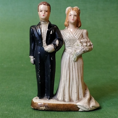 brudepar cremefarvet kjole med slæb og brudebuket kjole og hvidt  keramik  gammel figur vintage cake topper