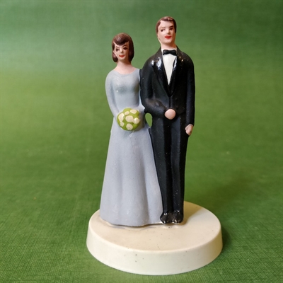 vintage cake topper brudepar grå lang kjole brudebuket kjole og hvidt  gammel figur  gammel kagefigur