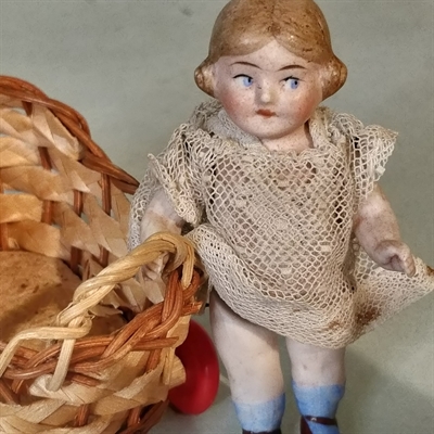 antik mini porcelænsdukke flat dukkevogn genbrugs legetøj gammelt old toy doll