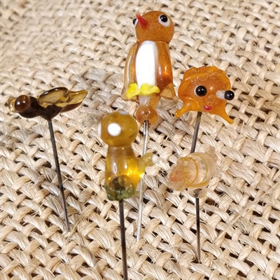 gyldne gamle nipsenåle sommerfugl karamel fugl hoved glas nipsenål samlerobjekt genbrug