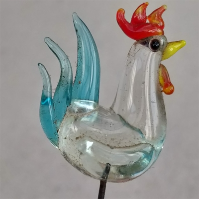 Gammel glas nipsenål, som forestiller en hane med rød kam og blå hale.