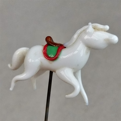 Gamle glas nipsenål. Glasfiguren forestiller en hvid hest, der løber. Hesten har en rød og grøn saddel. F