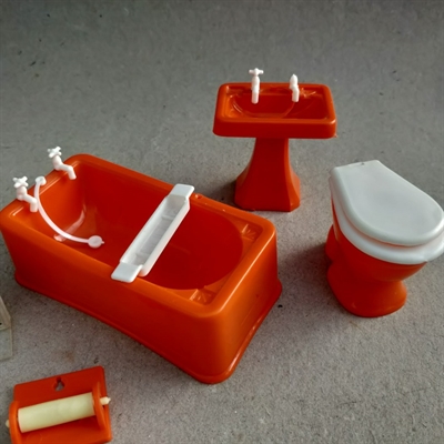 orange håndvask, badekar , toilet og wc rulleholder plastik retro dukkehus badeværelse miniature