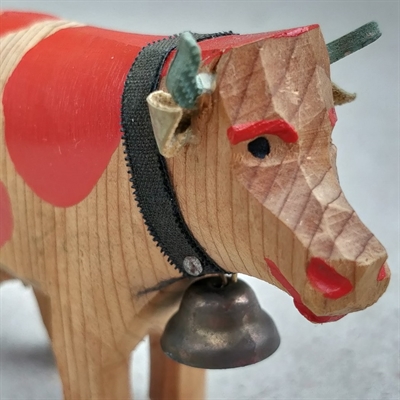 natur træ ko med røde aftegninger og bjælde håndskåret træko gammelt legetøj