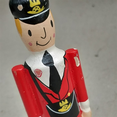 rød jakke sort slips kasket og bukser bemalet postmand træ retro legetøj 