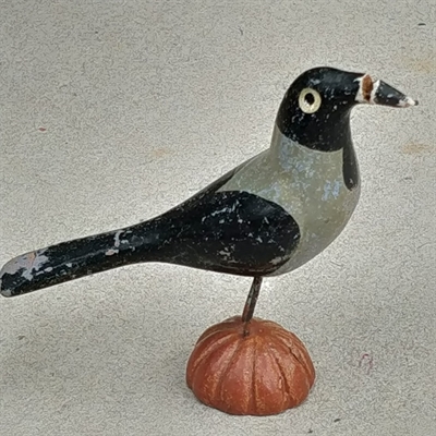 keramikfugl i grå og sort på brun fod vintage figur