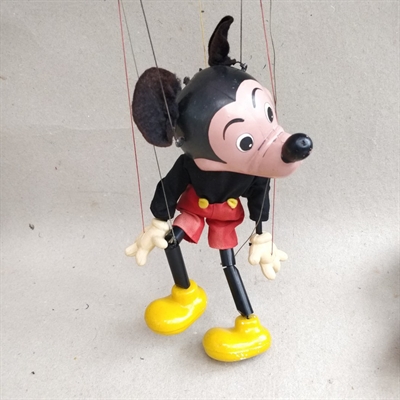 mickey mouse gule sko røde bukser bevægelig med snoreophæng fra Pelham puppets England gammelt legetøj