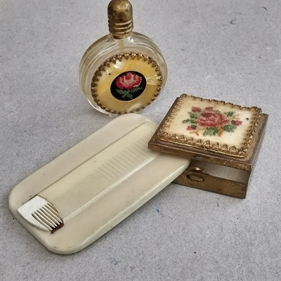 petit point firkantet pilleæske rund parfumeflaske og spejl med kam på bagsiden vintage sæt 