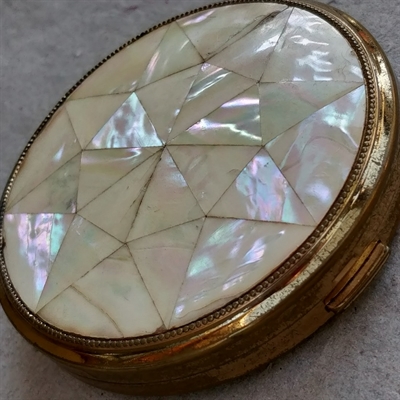 perlemorsstykker-limet-stjerneformet-rundtlåg-pudderdåse-gammel