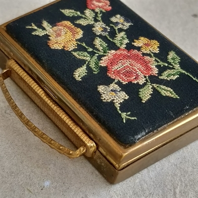 pudderdåse-fomet-som-haandtaske-blomsterdekoreret-peitpoint-broderi-røde-roser