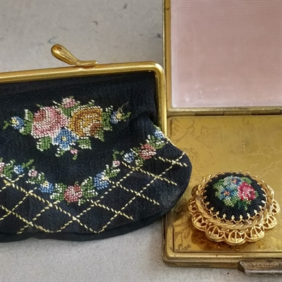 petit-point-rosen-broderet-pung-firkantet-pudderdåse-rund-pilleæske-vintage-tilbehør