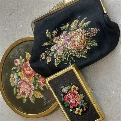 rektangulær-pilleæske-rund-pudderdåse-pung-messinglukning-dekoreret-petit-point-vintage-tilbehør