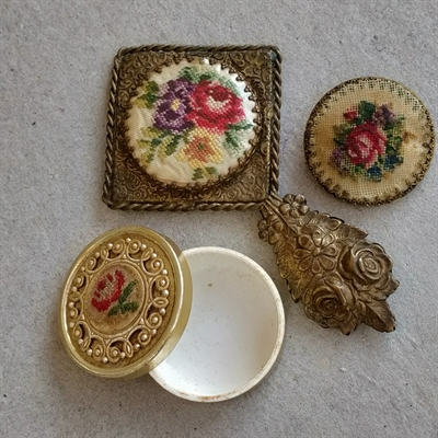 lille-håndspejl-rund-broche-pilleæske-rosen-broderet-petit-point-dekorerede