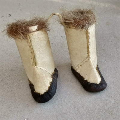 hvide-skind-kamikker-sælskindskant-gamle-soveniers-Grønland