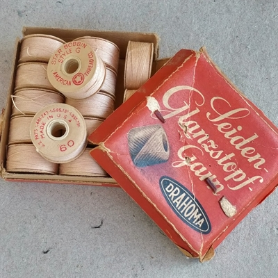 sytråd-ruller-hudfarvet-silkeagtig-blank-sytråd-American-thread-co-U.S.A-hel-æske-gammelt-tråd