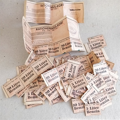 lyserøde-sort-tekst-benzin-rationeringsmærker-10-20-liter-1947