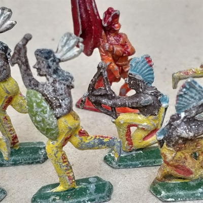 tinfigurer indianere med økse bue og pil og fane, gamle tinsoldater retro legetøj 