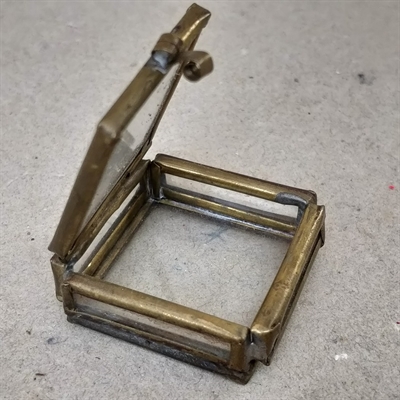 æske i glas med messingkanter kvadratisk vintageæske