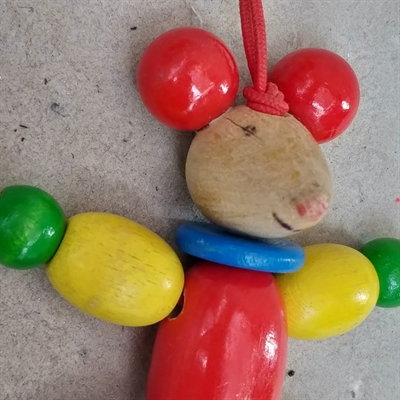 træ musefigur i kugler i stærke farver til ophæng i barnevogns kalechen genbrugs retro legetøj