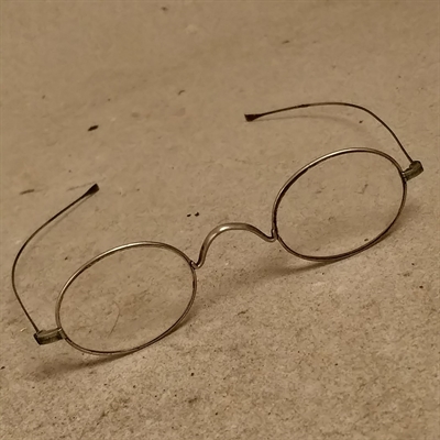 ovale brilleglas i gammelt metalstel, gamle sygekassebriller