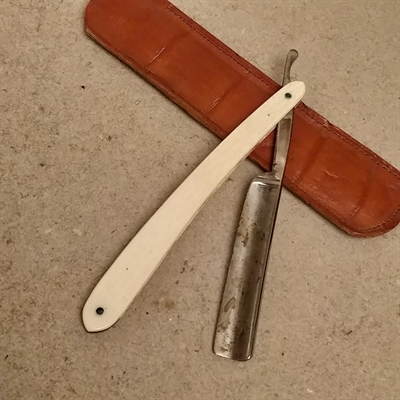 elfenbansfarvet skaft på gammel barberkniv fra jernbolaget Eskilstuna,