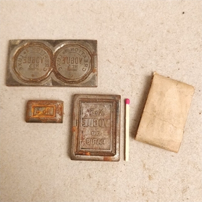 vintage metal printplader med tekst Vogue, No5, de Paris patinerede plader