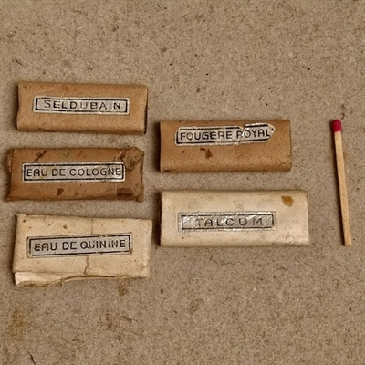 kliche trykplade metal med forskellige tekster på til reklame etiketter