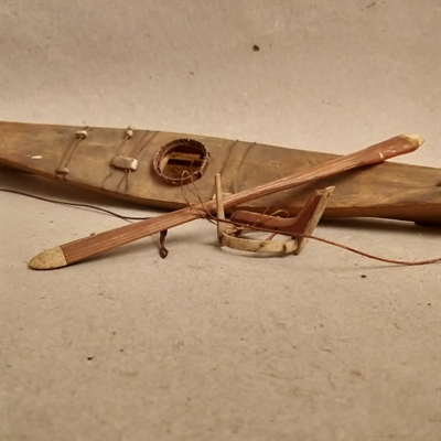 groenlaenderkajak-naturmateriale-gammel-souvenir-fra-groenland