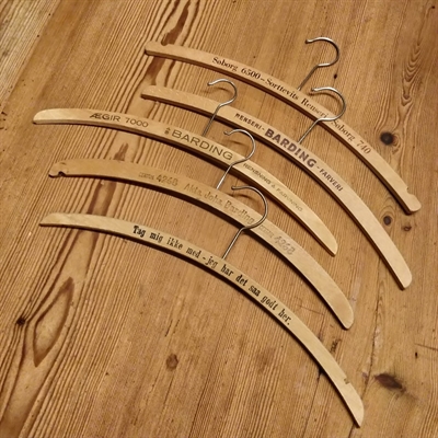 traeboejler-enkle-naturfarvede-trykte-tekster-reklamer-gamle-toejboejler