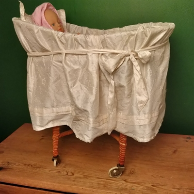 kurveflet-dukkevugge-paa-hjul-foret-silke-sengetoej-dukke-toej-gammelt-legetoej