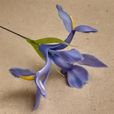 sart lyslilla iris i plastik gammel kunstig blomst genbrugsbutik online